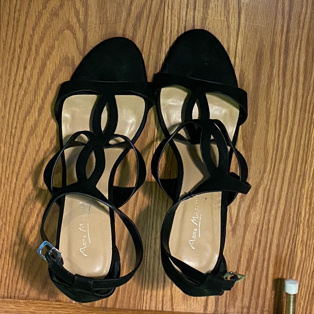 These are some classy black heels
